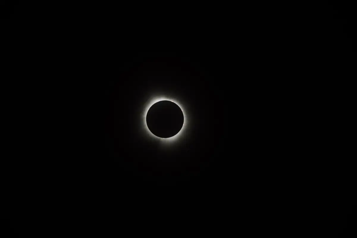 La Luna oculta el Sol y deja visible la corona solar durante el eclipse observado desde Orion.
